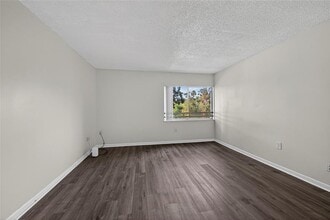 711 N Pine Island Rd, Unit 319 in Plantation, FL - Foto de edificio - Building Photo