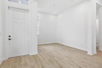 140 SE Via Tirso in Port St. Lucie, FL - Foto de edificio - Building Photo