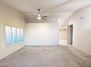 9207 W St John Rd in Peoria, AZ - Foto de edificio - Building Photo