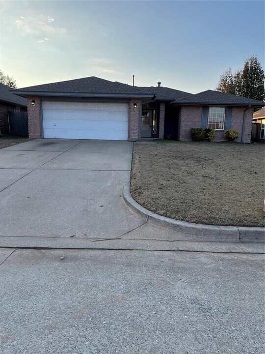 317 S Chanda Ln in Mustang, OK - Building Photo