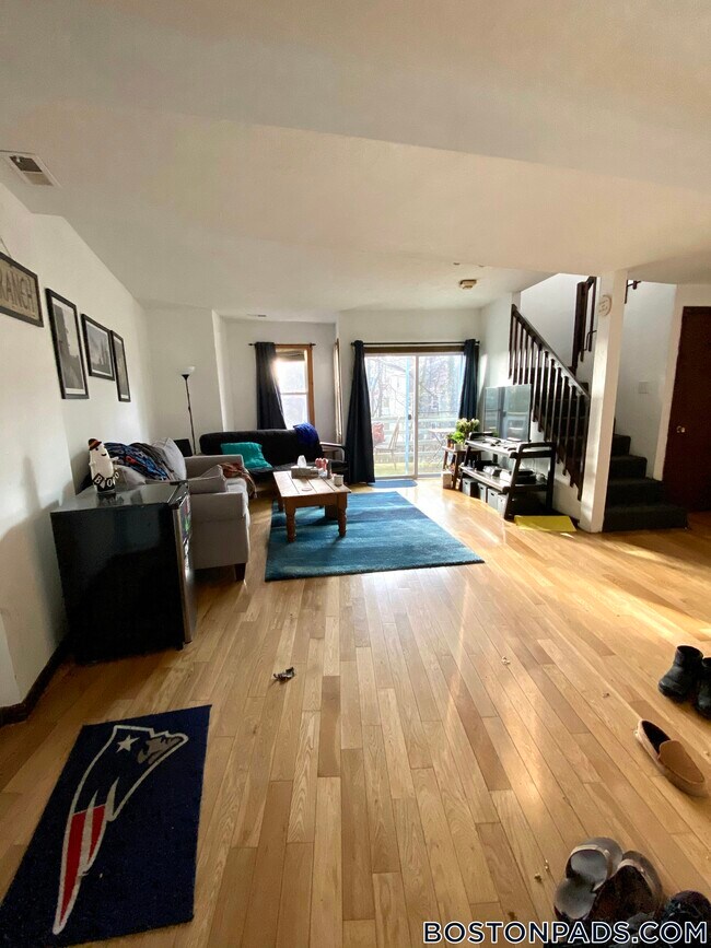 89 Sheridan St, Unit 1 in Boston, MA - Foto de edificio - Building Photo