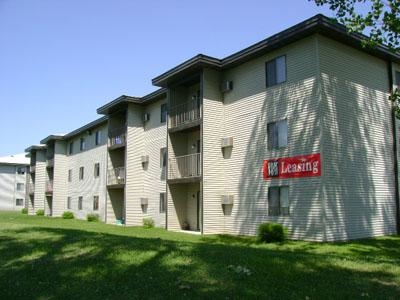 Gray Hawk Apartments in Mankato, MN - Building Photo