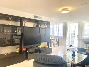 17021 N Bay Rd in Sunny Isles Beach, FL - Building Photo - Building Photo