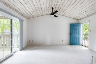 28 Crown Knoll Ct in Groton, CT - Building Photo - Building Photo