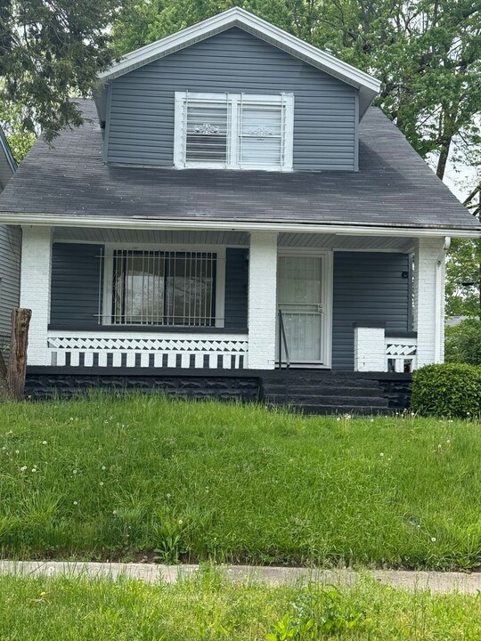 909 Maplehurst Ave in Dayton, OH - Building Photo