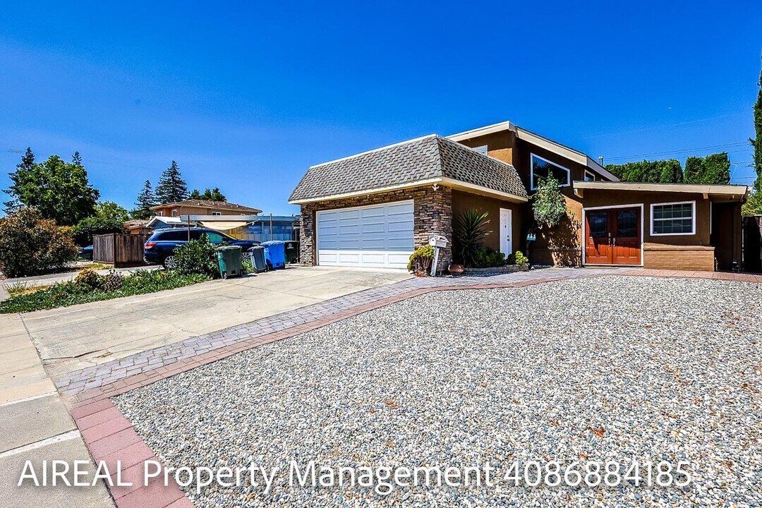 10697 Morengo Dr in Cupertino, CA - Building Photo