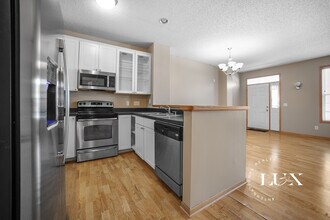 7601 11th St N in Oakdale, MN - Foto de edificio - Building Photo