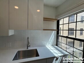 1200 Massachusetts Ave, Unit 312 in Cambridge, MA - Foto de edificio - Building Photo