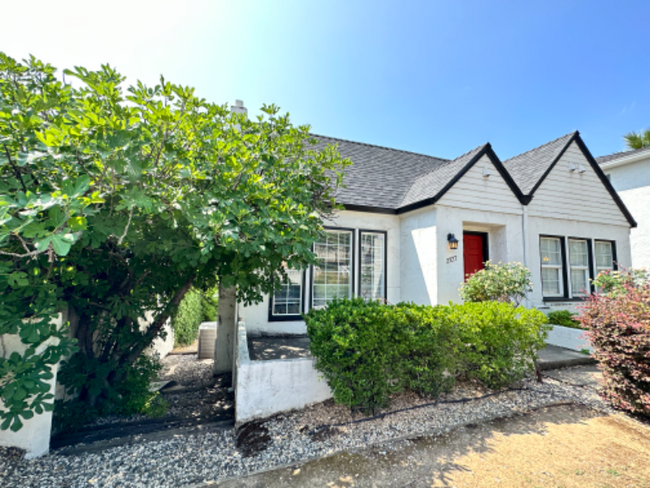 2327 Eureka Way in Redding, CA - Foto de edificio - Building Photo