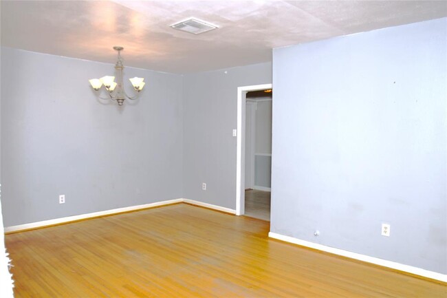 107 Palm Ln in Lake Jackson, TX - Foto de edificio - Building Photo