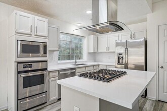 143 W Village Knoll Cir in Spring, TX - Building Photo - Building Photo