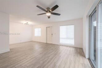 130 NW 57th St in Oakland Park, FL - Foto de edificio - Building Photo