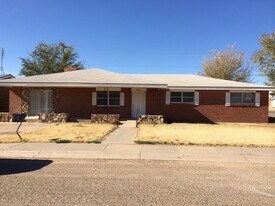 1802 S Avenue A in Portales, NM - Building Photo