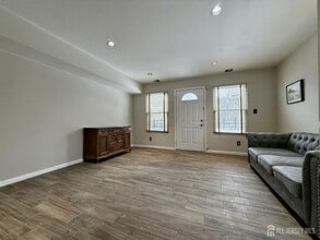 17 Florida Grove Rd in Woodbridge Township, NJ - Building Photo - Building Photo