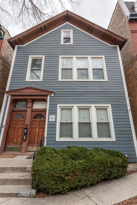 2733 N Sheffield Ave in Chicago, IL - Building Photo