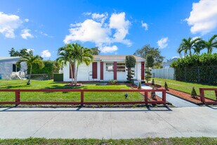 2130 Wiley Ct in Hollywood, FL - Building Photo