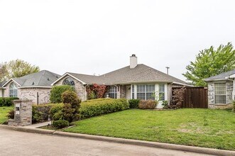 5922 Royalcrest Dr in Arlington, TX - Building Photo - Building Photo
