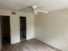 10737 Braes Bend Dr in Houston, TX - Building Photo