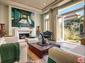 129 Channel Pointe Mall in Los Angeles, CA - Building Photo