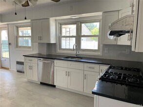 26 Nassau Ave, Unit 1st Floor in Glen Cove, NY - Foto de edificio - Building Photo