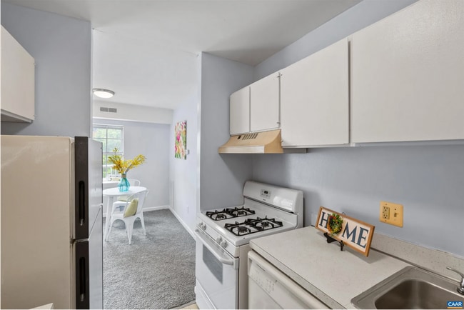 525 Burgoyne Rd in Charlottesville, VA - Foto de edificio - Building Photo