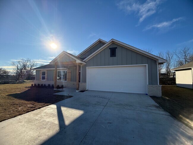 106 Kirkland St in Sanger, TX - Building Photo - Building Photo