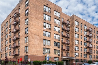 6905 35th Ave in Flushing, NY - Foto de edificio - Building Photo