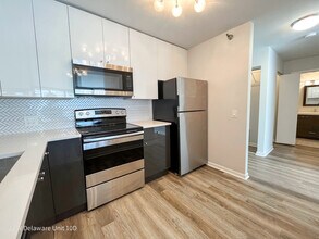 33 W Delaware Pl, Unit 10D in Chicago, IL - Building Photo - Building Photo