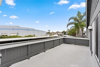 18312 Parkview Ln, Unit 202 in Huntington Beach, CA - Building Photo - Building Photo