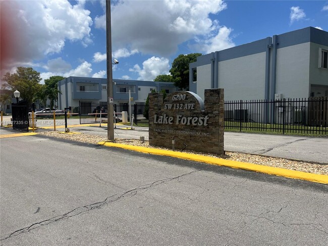 6214 SW 131st Ct, Unit 103 in Miami, FL - Foto de edificio - Building Photo