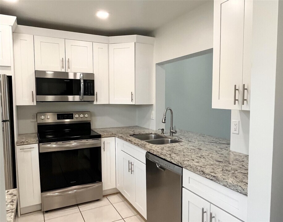 2423 NW 89th Dr in Coral Springs, FL - Building Photo