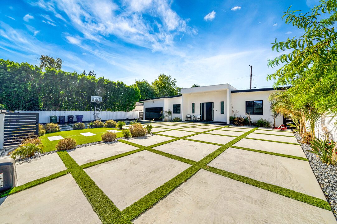 23143 Leonora Dr in Los Angeles, CA - Foto de edificio