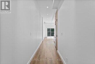 2219-2219 Dundas St W in Toronto, ON - Building Photo - Building Photo