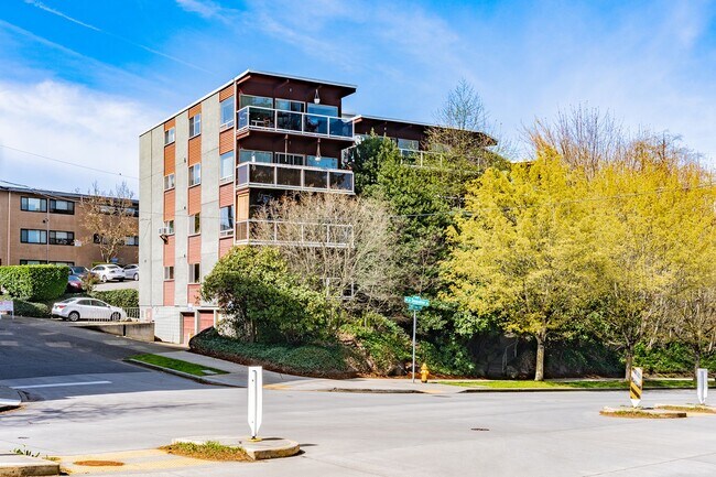 Fairway Apartments in Seattle, WA - Building Photo - Building Photo