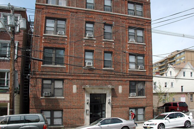 4409 Palisade Ave in Union City, NJ - Foto de edificio - Building Photo