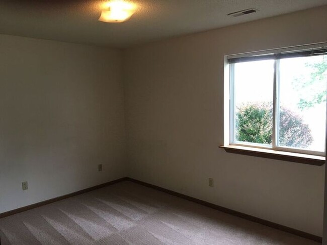 145 Sugar Creek Ln in North Liberty, IA - Building Photo - Building Photo