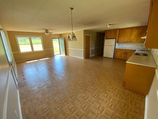 232 Gene Moretz Ln in Hickory, NC - Building Photo - Building Photo