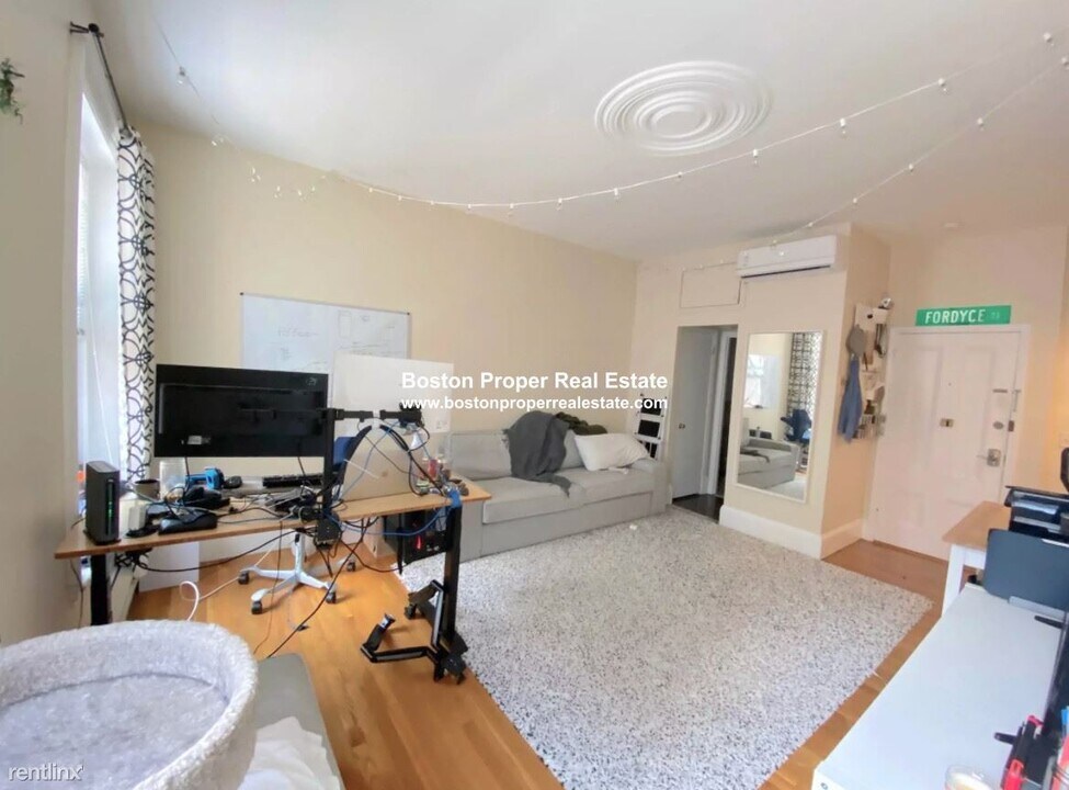230 Newbury St-Unit -Apt 32 in Boston, MA - Building Photo