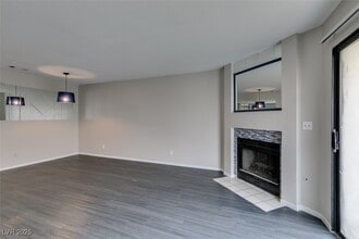 810 N Sloan Ln in Las Vegas, NV - Building Photo - Building Photo