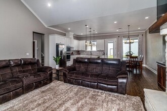 501 E Cemetery Rd in Canyon, TX - Foto de edificio - Building Photo