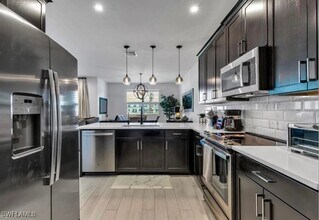 7580 Carnegie Way in Naples, FL - Building Photo - Building Photo