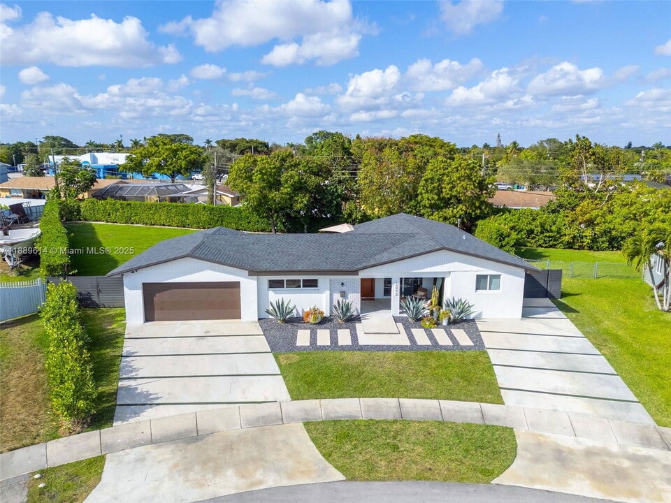 177 SW 177th St in Miami, FL - Building Photo