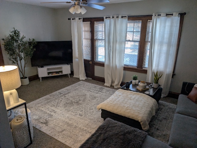 5725 W Wells St in Wauwatosa, WI - Foto de edificio - Building Photo