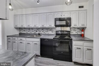 1001 26th St NW, Unit 705 in Washington, DC - Building Photo - Building Photo