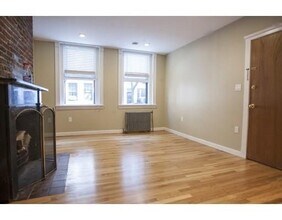 29 Grove St, Unit 1 in Boston, MA - Foto de edificio - Building Photo