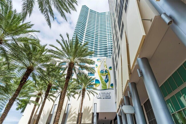 185 SW 7th St in Miami, FL - Building Photo - Building Photo