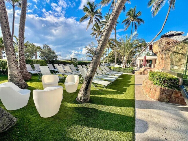 5225 Collins Ave, Unit 517 in Miami, FL - Building Photo - Building Photo