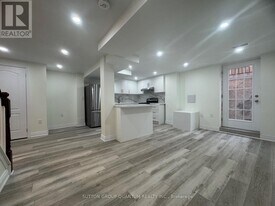 136 Atkins Cir in Brampton, ON - Building Photo