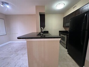 2820 N Oakland Forest Dr, Unit 208 in Oakland Park, FL - Building Photo - Building Photo
