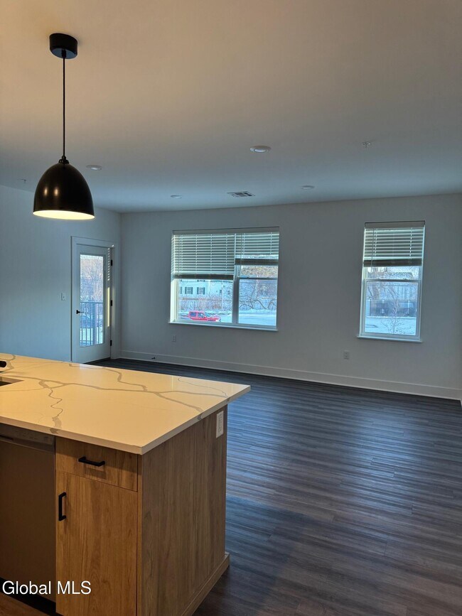 580 Columbia Turnpike in East Greenbush, NY - Foto de edificio - Building Photo